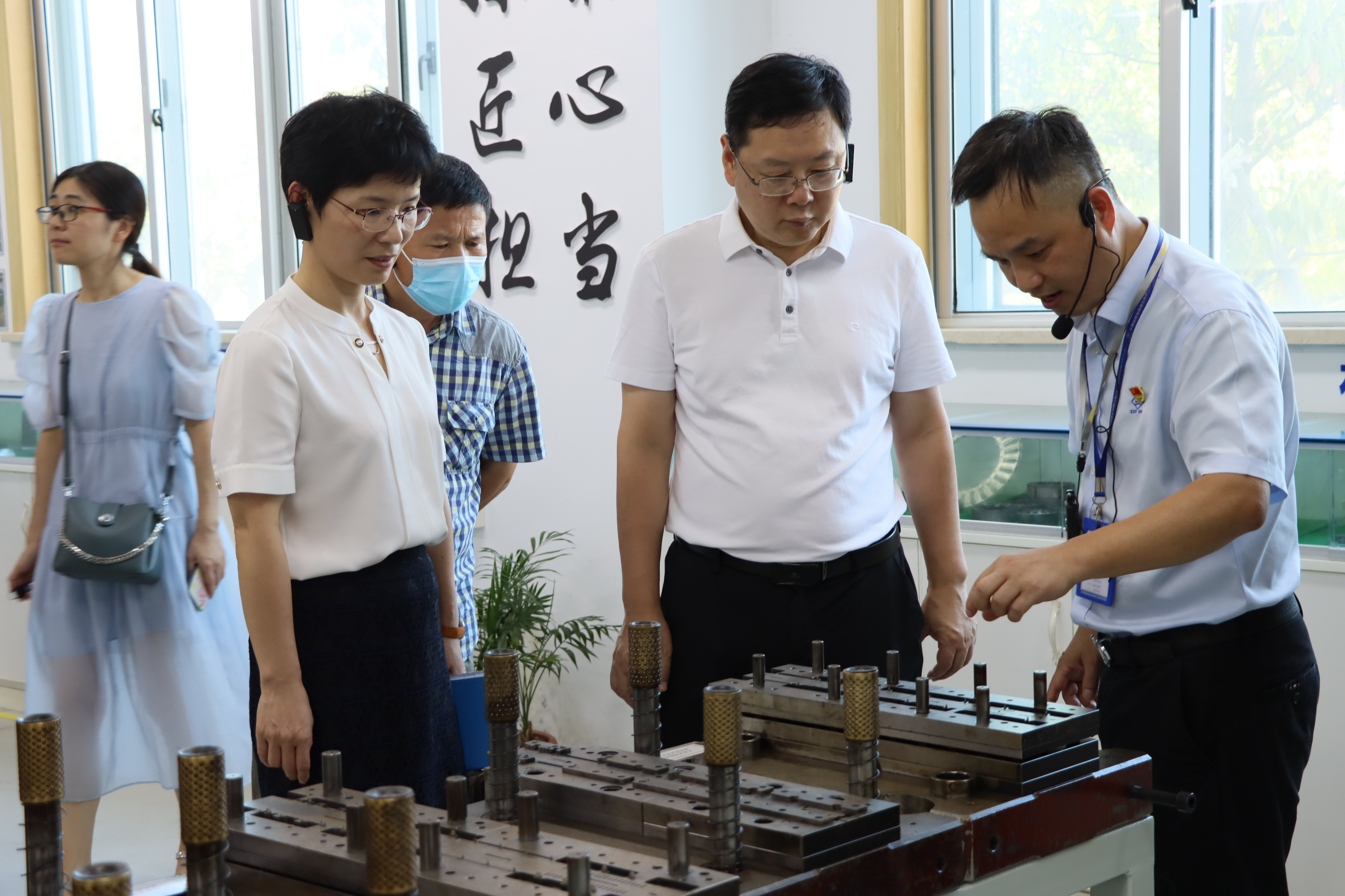 臺州工匠梁軍為南潯區(qū)產改協(xié)調小組成員作產改工作介紹