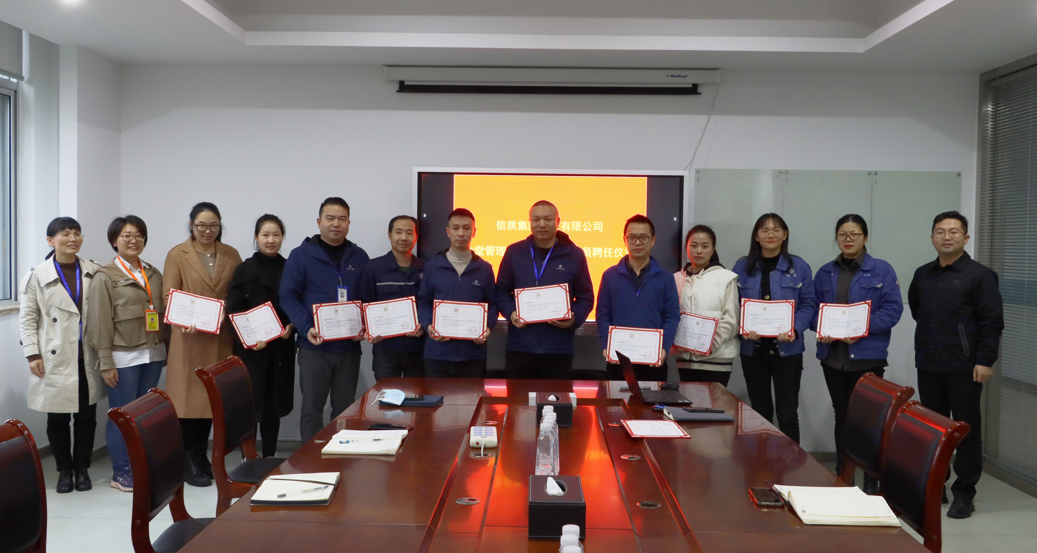 為食堂管理委員會(huì)成員頒發(fā)聘書(shū)