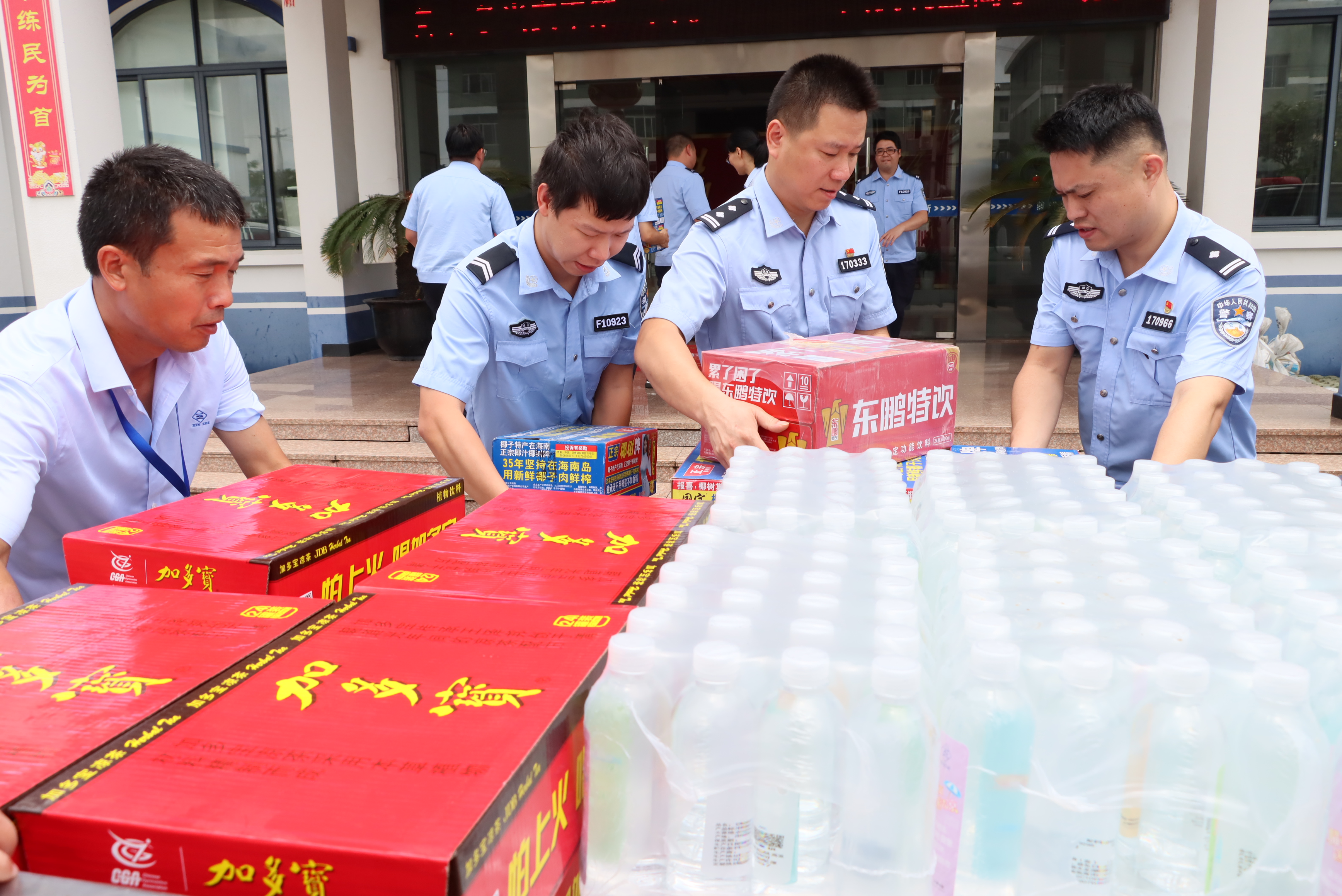 為派出所民警送防暑物資